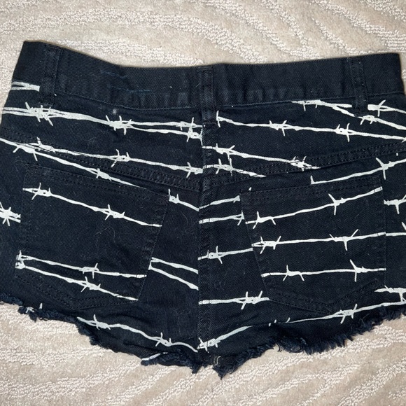 HOTT BARBED WIRE PRINTED JEAN SHORTS - Picture 1 of 2